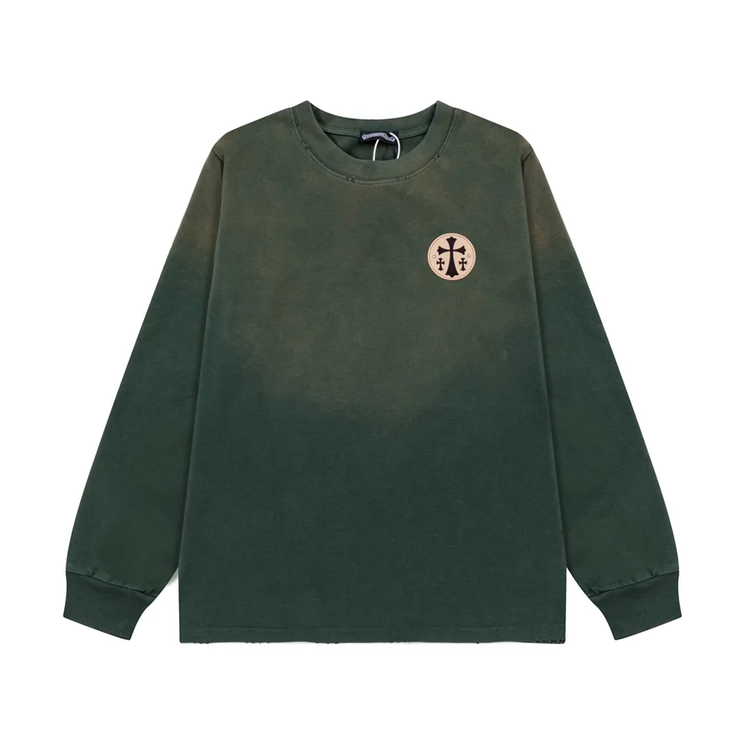 P220 CHROME HEARTS LoGo is fashionable and elegant, with dropped shoulders. The fabric is made of 26s double-yarn combed cotton compact spinning yarn with a weight of 280. It is matched with 1*1 Salona rib. The fabric is fermented and has a loose fit. Color: dark green (washed with holes) size: S～XXL